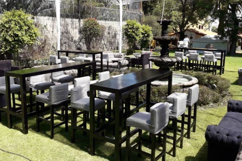 Montaje de evento empresarial con catering ejecutivo y pantallas LED