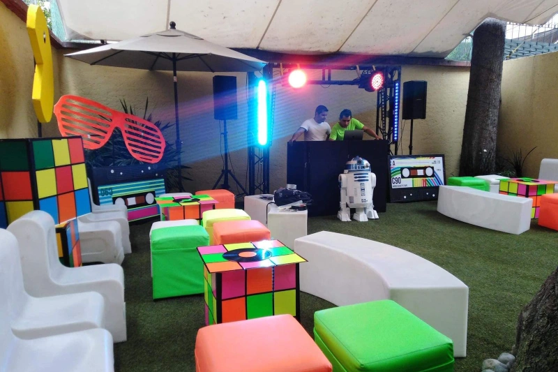 Decoración de cumpleaños infantil con personajes y colores vibrantes