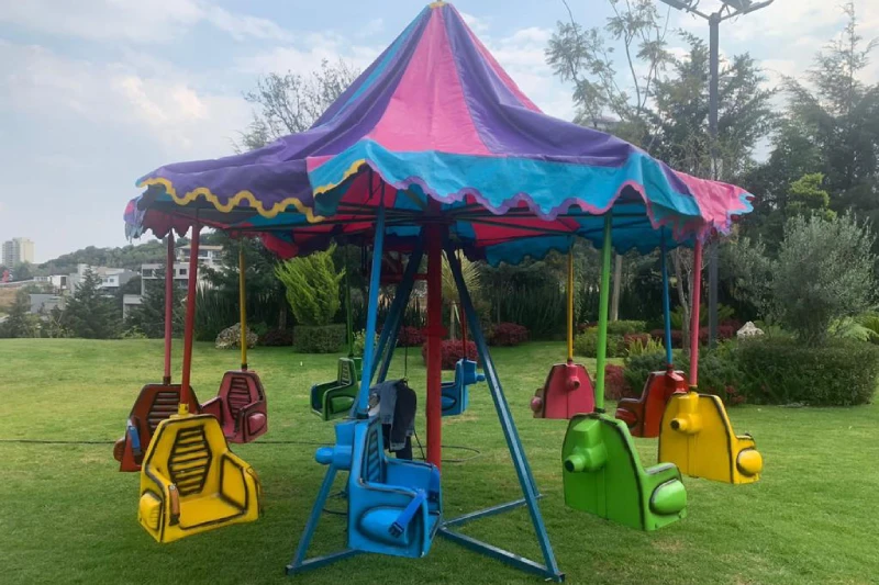 Organización de fiesta infantil con inflables y juegos mecánicos