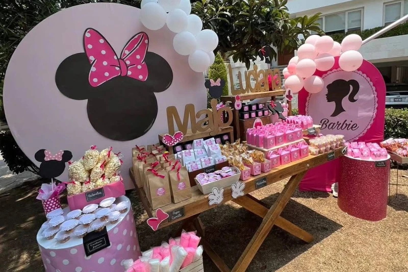 Montaje de fiesta temática infantil con personajes y juegos